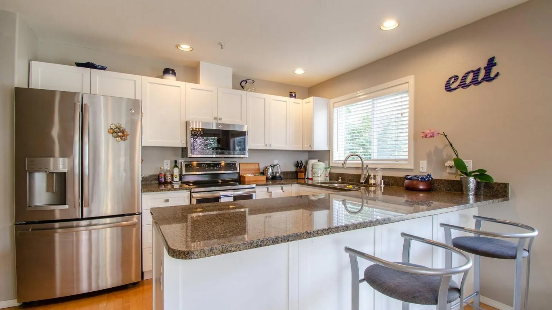 Gorgeous Queen Anne Townhouse - Rooftop Deck! Seattle 0*,  United States